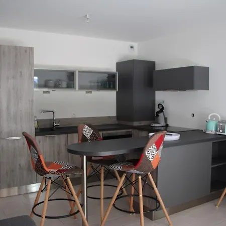 Centre Les Pins 1 Bedroom With Ac, Swimming Pool And Parking Апартаменти