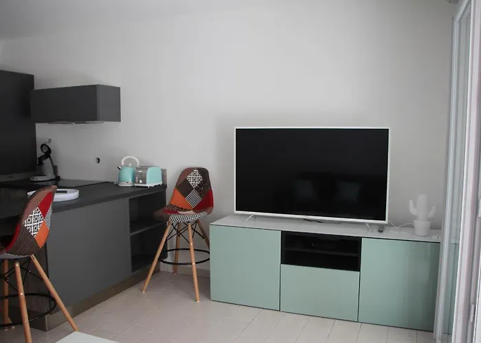 Appartamento Centre Les Pins 1 Bedroom With Ac, Swimming Pool And Parking